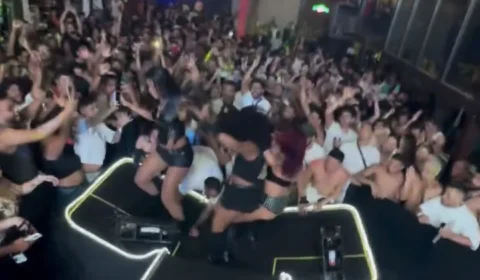Palco cede durante show de Pocah em MG e assusta cantora e bailarinas; veja o vídeo
