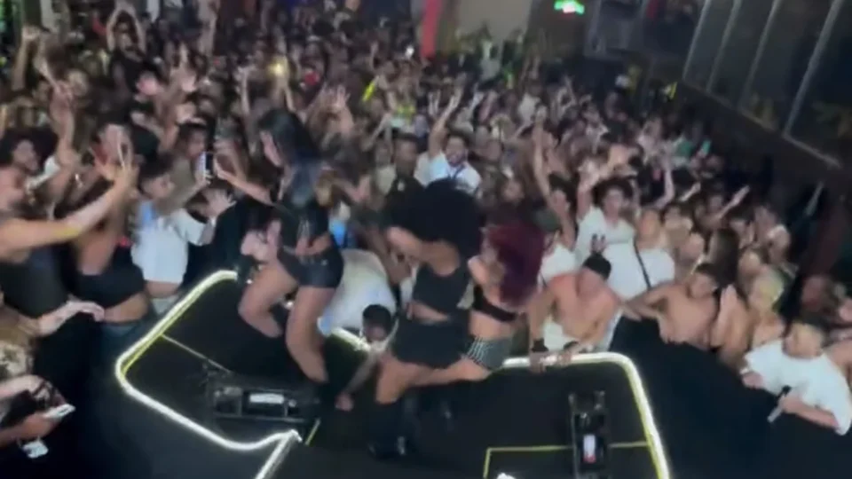 Palco cede durante show de Pocah em MG e assusta cantora e bailarinas; veja o vídeo