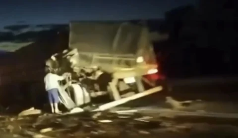 Criança fica presa às ferragens após grave batida entre carretas em MG