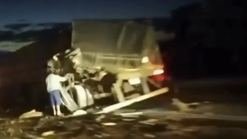 Criança fica presa às ferragens após grave batida entre carretas em MG
