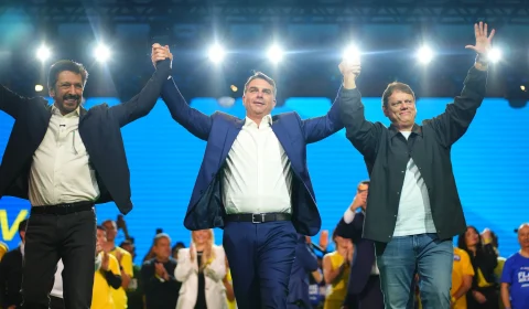 PL oficializa Flávio Bolsonaro à Presidência em convenção com vídeo de Bolsonaro feito por IA, apoio de Michelle e presença de Javier Milei