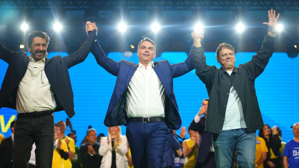 PL oficializa Flávio Bolsonaro à Presidência em convenção com vídeo de Bolsonaro feito por IA, apoio de Michelle e presença de Javier Milei