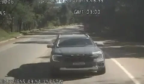 Picape invade a contramão e bate de frente com carreta em MG; veja o vídeo