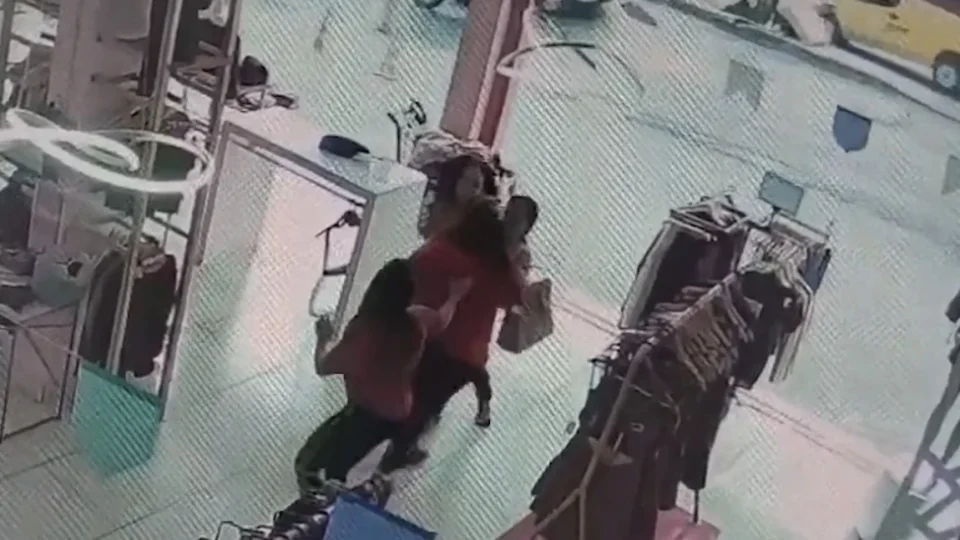 “Burra e analfabeta”: vendedora é hostilizada e leva tapa após discussão por preço de roupa em BH