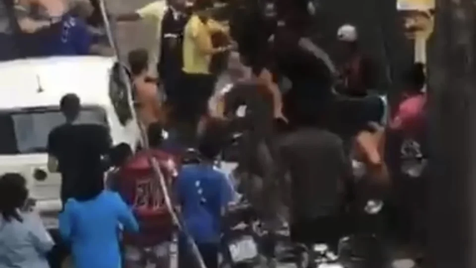 Pit bull ataca crianças, gera briga generalizada e termina com seis pessoas na delegacia em BH
