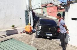 Motorista esquece de puxar o freio de mão, é arrastado pelo próprio carro e fica ferido em BH