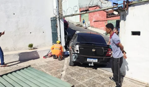 Motorista esquece de puxar o freio de mão, é arrastado pelo próprio carro e fica ferido em BH