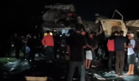 Acidente com ônibus lotado deixa dois mortos e quatro feridos em Minas Gerais