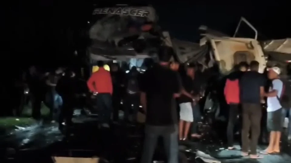 Acidente com ônibus lotado deixa dois mortos e quatro feridos em Minas Gerais