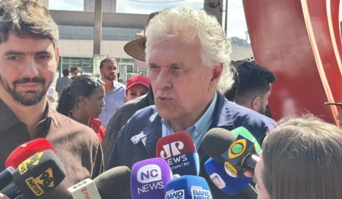Caiado cita “síndrome de Estocolmo” para atacar Lula e Flávio Bolsonaro: “Estão judiando do Brasil”