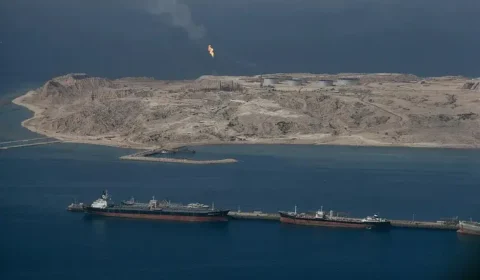 Irã fecha Ormuz após ataque a países do Golfo e eleva risco global