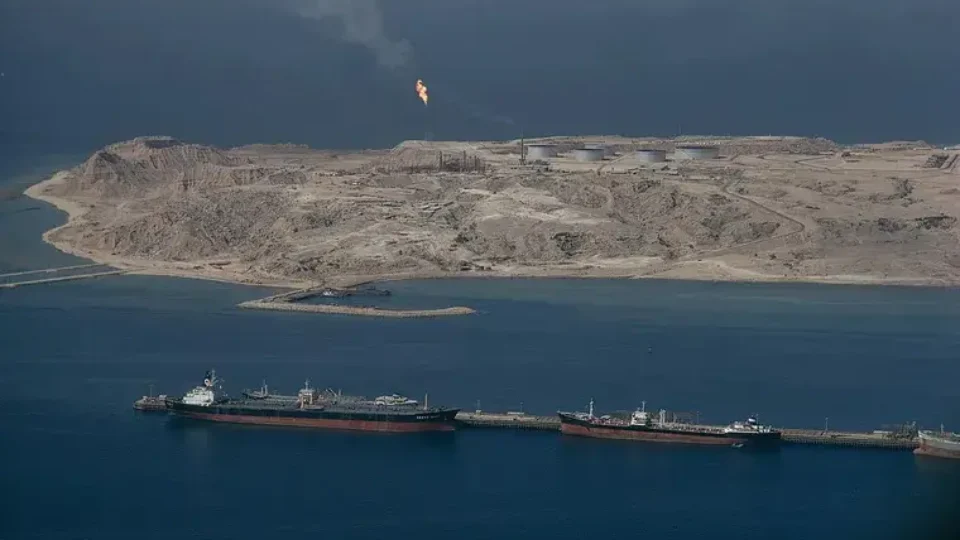 Irã fecha Ormuz após ataque a países do Golfo e eleva risco global
