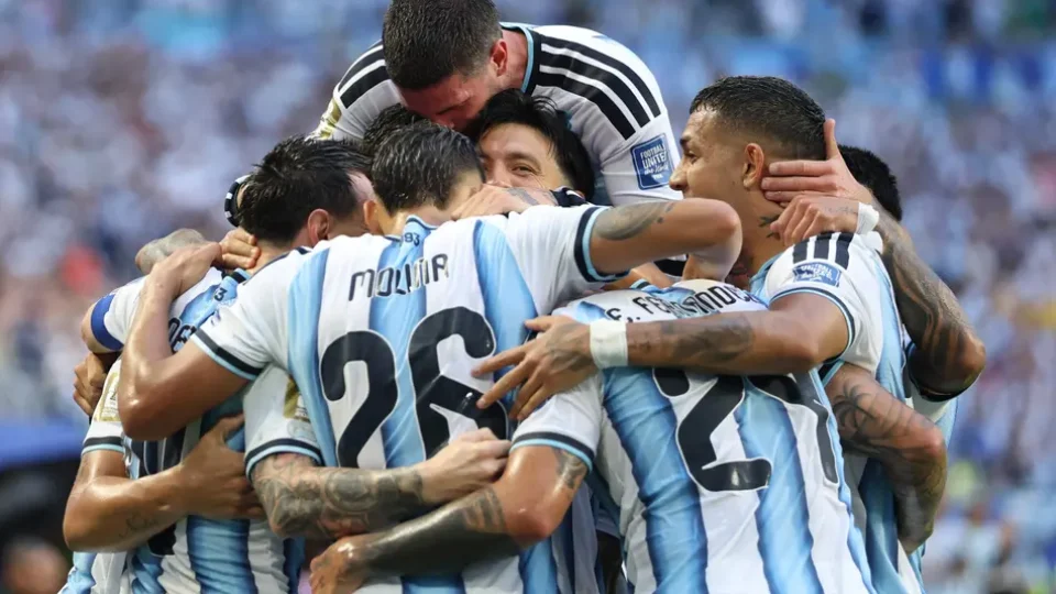 Argentina vence por 3 a 1 e confirma força em noite de reação e gols decisivos