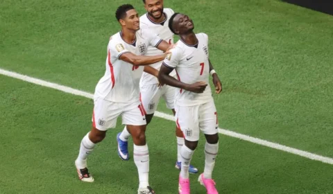Saka brilha com hat-trick e Inglaterra vence França por 6×4 no Mundial