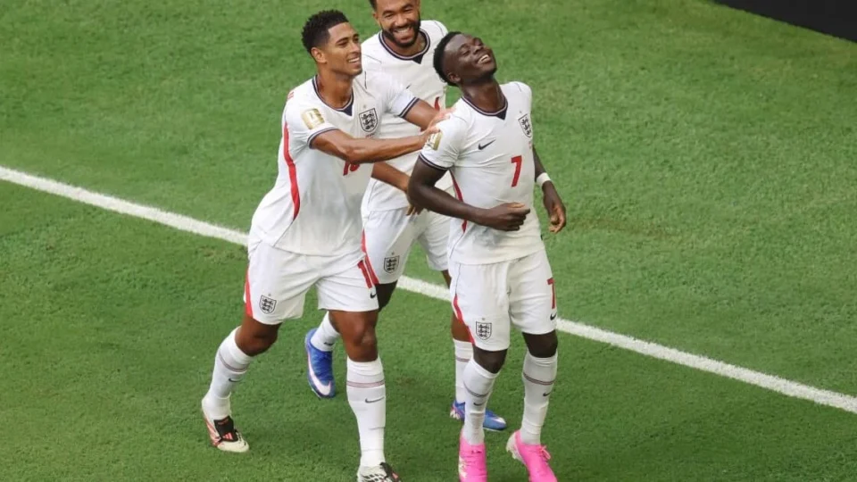 Saka brilha com hat-trick e Inglaterra vence França por 6×4 no Mundial