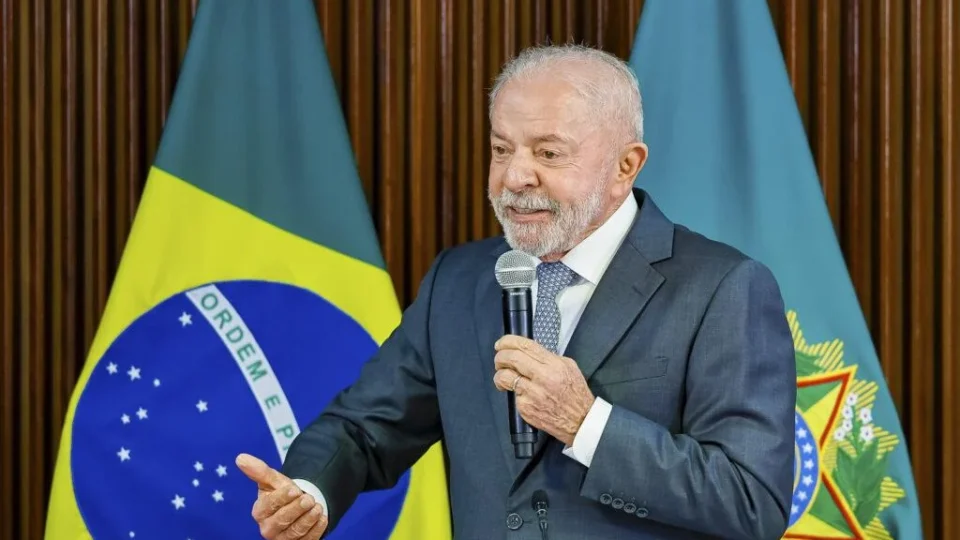 Fala de Lula sobre uso de celular nas ruas volta a repercutir e gera críticas nas redes sociais