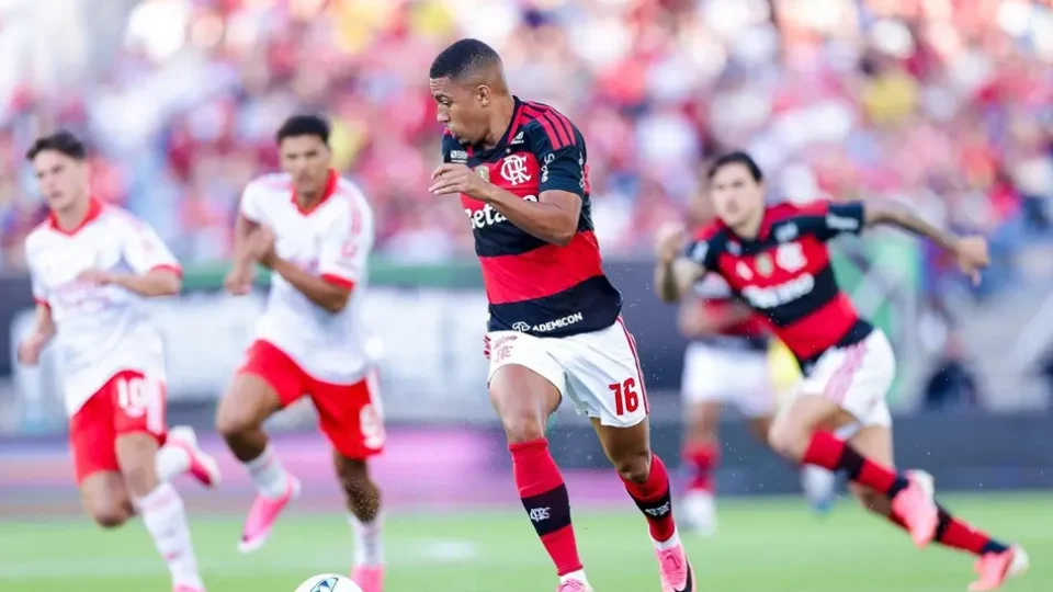 Flamengo e Benfica empatam no primeiro tempo após duelo intenso e cheio de oportunidades