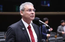 Lindbergh pede ao STF revogação da prisão domiciliar de Bolsonaro após carta em apoio a Flávio