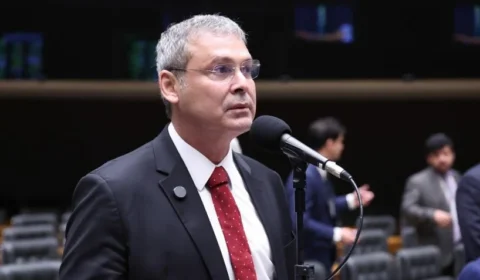 Lindbergh pede ao STF revogação da prisão domiciliar de Bolsonaro após carta em apoio a Flávio