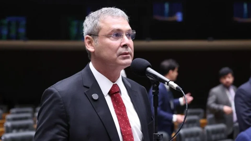 Lindbergh pede ao STF revogação da prisão domiciliar de Bolsonaro após carta em apoio a Flávio