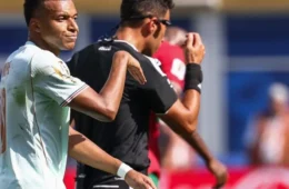 Pênalti perdido de Mbappé acende debate sobre árbitro e VAR