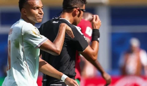 Pênalti perdido de Mbappé acende debate sobre árbitro e VAR