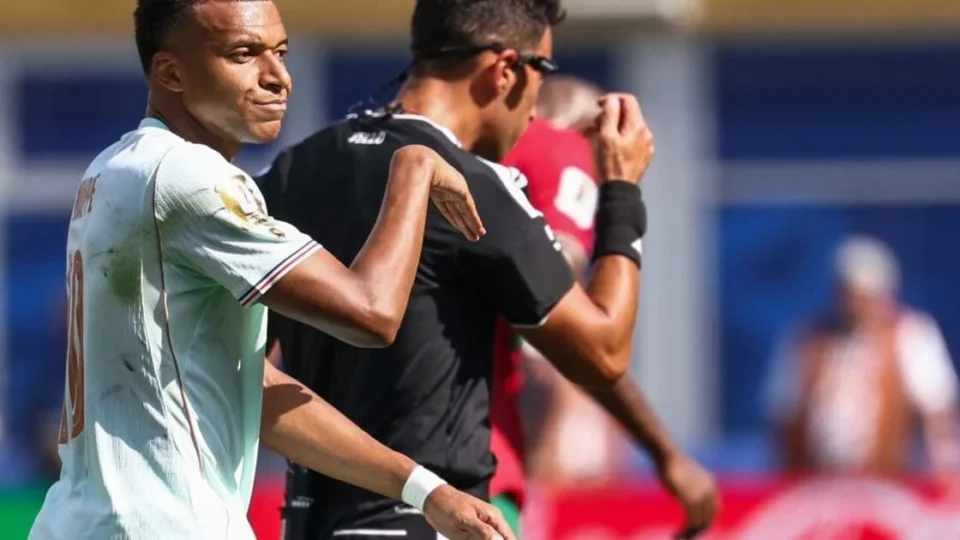 Pênalti perdido de Mbappé acende debate sobre árbitro e VAR