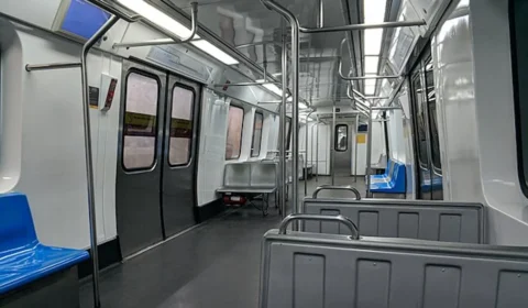 Vídeo mostra homem quebrando janela de trem do metrô no Rio e passageiros vivem momentos de pânico
