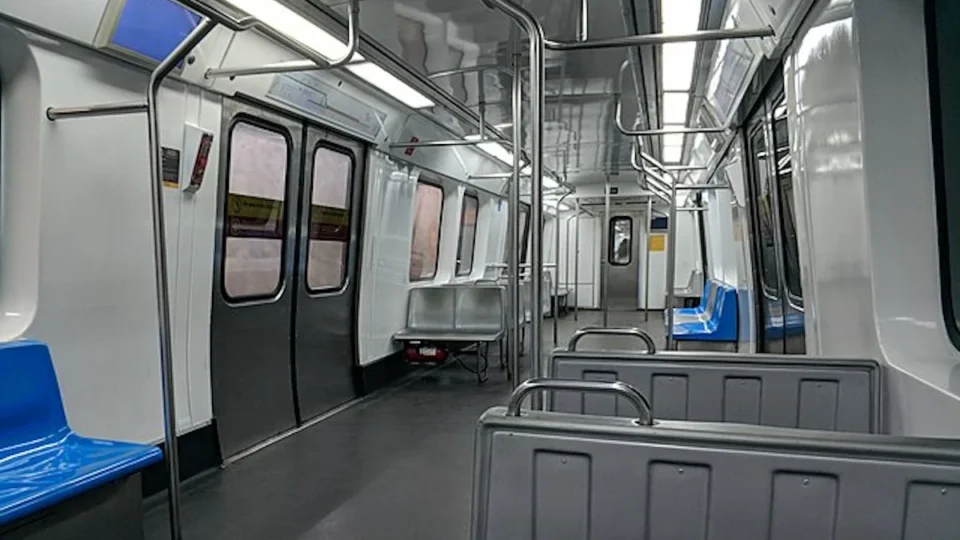 Vídeo mostra homem quebrando janela de trem do metrô no Rio e passageiros vivem momentos de pânico