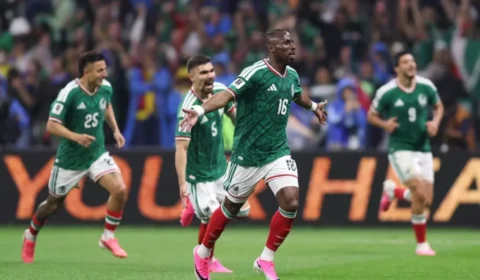 México domina Equador, faz 2 a 0 e avança no Mundial