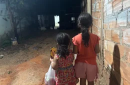 Mãe de crianças deixadas sozinhas por 12 horas diz estar arrependida após resgate em Goiânia