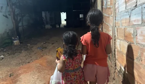 Mãe de crianças deixadas sozinhas por 12 horas diz estar arrependida após resgate em Goiânia