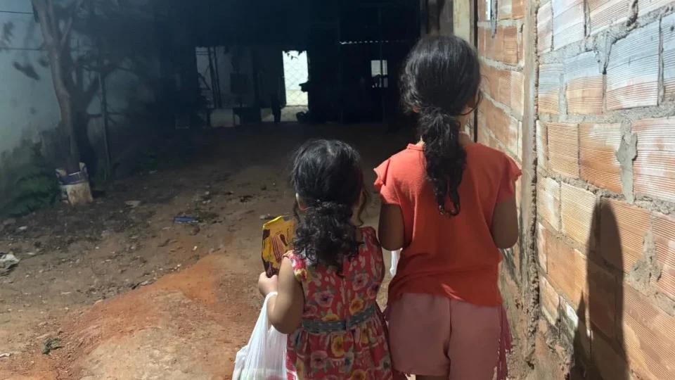 Mãe de crianças deixadas sozinhas por 12 horas diz estar arrependida após resgate em Goiânia