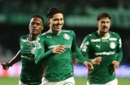 Com polêmica, Palmeiras atropela Vitória e garante vantagem na tabela