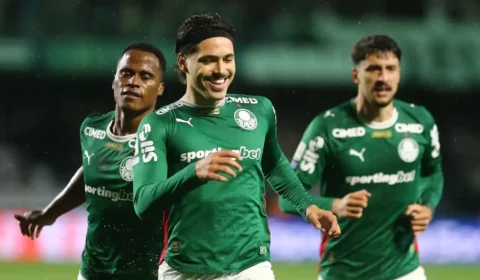 Com polêmica, Palmeiras atropela Vitória e garante vantagem na tabela