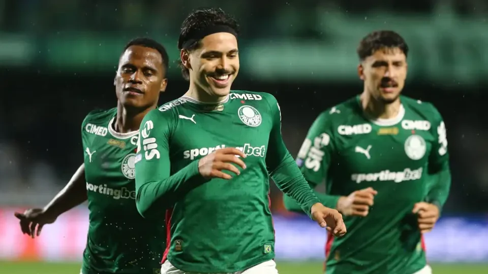 Com polêmica, Palmeiras atropela Vitória e garante vantagem na tabela