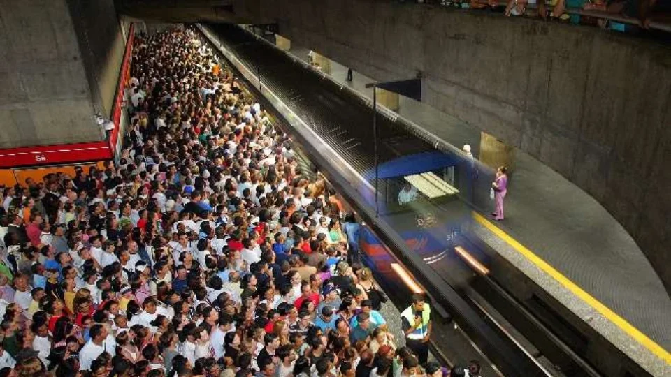 Falhas em linhas do Metrô e da CPTM provocam lentidão e mudanças na operação em SP