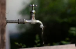 Obras, seca e resíduos tóxicos pressionam água nas cidades