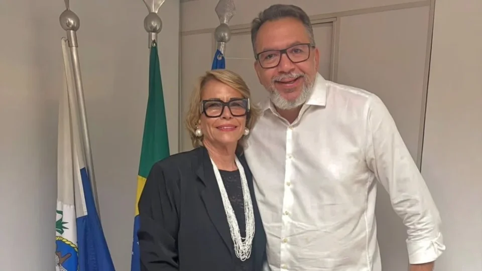 Rogéria Bolsonaro, mãe de Flávio e Eduardo é suplente de alvo da PF investigado por lavagem de R$ 7,6 bilhões
