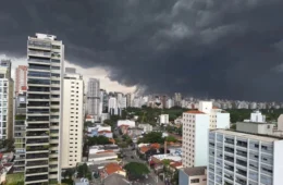 Inmet emite alerta vermelho para tempestades no Sul; chuva intensa e ventos acima de 100 km/h preocupam
