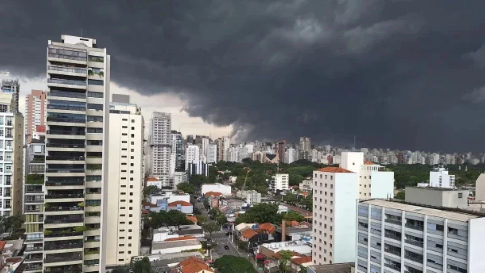 Inmet emite alerta vermelho para tempestades no Sul; chuva intensa e ventos acima de 100 km/h preocupam