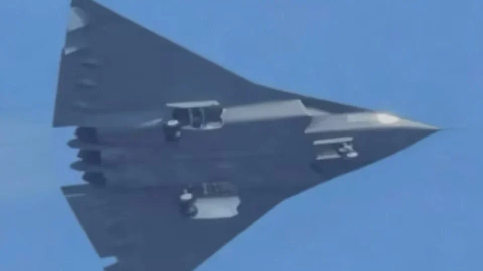 Chengdu J-36 avança para pré-série do caça 6ª geração em 2026