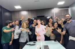 PL Mulher usa imagem de papelão de Michelle Bolsonaro em gesto de apoio após renúncia