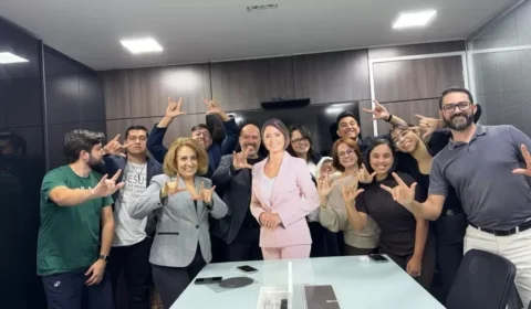 PL Mulher usa imagem de papelão de Michelle Bolsonaro em gesto de apoio após renúncia