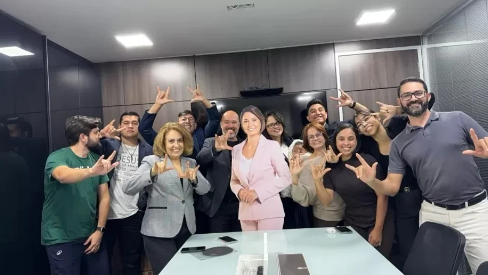 PL Mulher usa imagem de papelão de Michelle Bolsonaro em gesto de apoio após renúncia