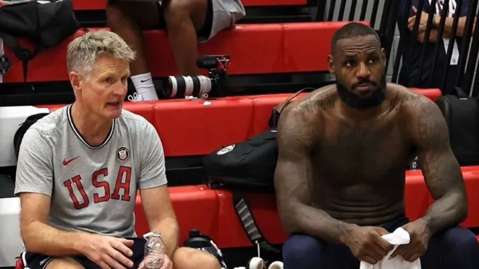 Vídeo com Steve Kerr reacende disputa por LeBron James