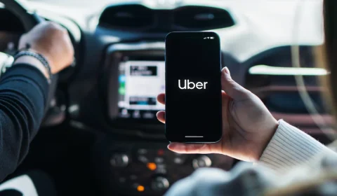 Motoristas de app trabalham até 60 horas por semana e ainda acumulam dívidas; pesquisa acende alerta sobre renda da categoria