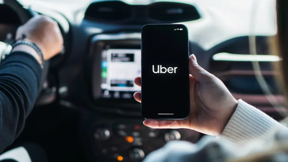 Motoristas de app trabalham até 60 horas por semana e ainda acumulam dívidas; pesquisa acende alerta sobre renda da categoria