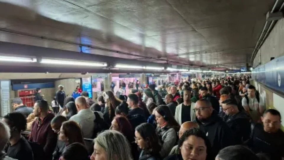 Incêndio no metrô causa falha e afeta 1 milhão no Metrô de SP