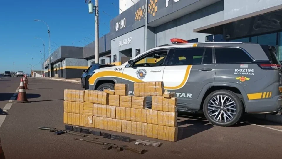 Mulher é presa com 158 kg de pasta base de cocaína e fuzis na Rodovia Castelo Branco, no interior de SP